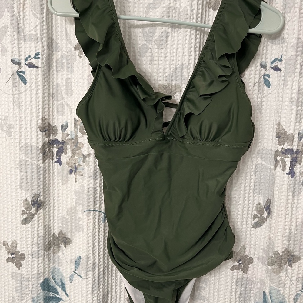 Cupshe Olive Green Ruffle One Piece Swimsuit. NWT, Size Medium
